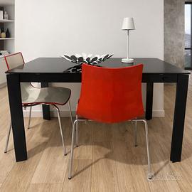 Tavolo moderno allungabile con piano in vetro nero
