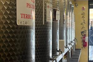 Attività commerciale vino sfuso ed altro