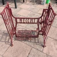 Telaio macchina da cucire Necchi vintage con base 