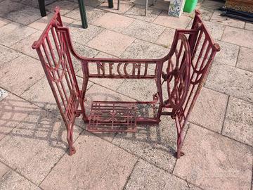 Telaio macchina da cucire Necchi vintage con base 