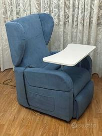 Poltrona con alzata e tavolino con telecomando