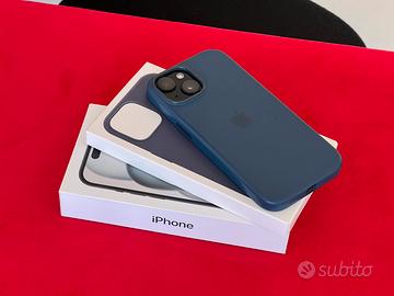 Iphone 15 (contrattabile) con cover blu originale