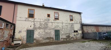 Terratetto centrale su due livelli con giardino