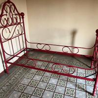 Letto vintage rosso in ferro battuto antico
