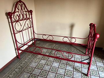 Letto vintage rosso in ferro battuto antico