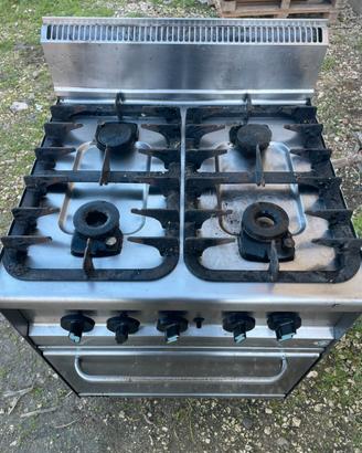 Cucina 4 fuochi professionale