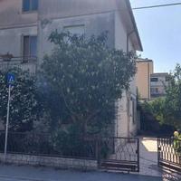 V. CECCOLINI Bifamiliare. Piano terra ampio scoper