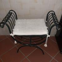 sgabello di cortesia