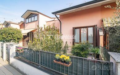 Trilocale su due livelli con giardino e taverna in