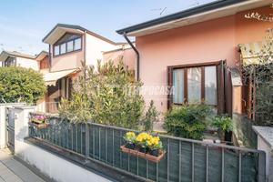 Trilocale su due livelli con giardino e taverna in