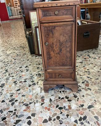Comodino in stile barocco