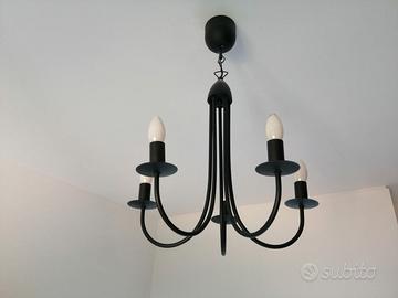 Lampadario nero in metallo