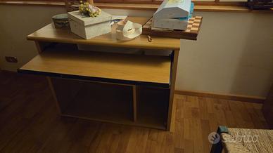 Scrivania porta PC con ripiano estraibile