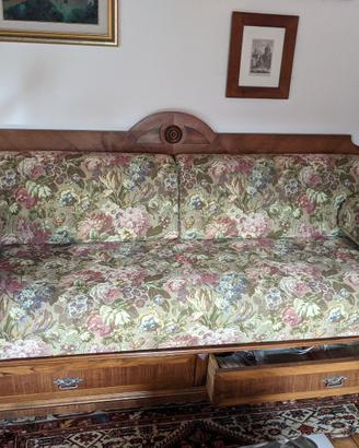 Divano antico con cassetti
