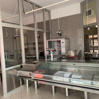 Negozio e attrezzature polleria pescheria