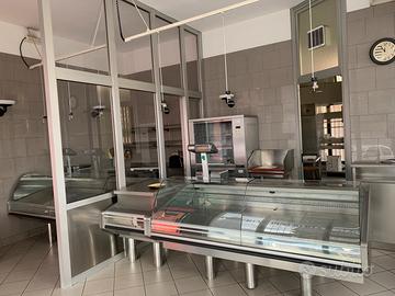 Negozio e attrezzature polleria pescheria