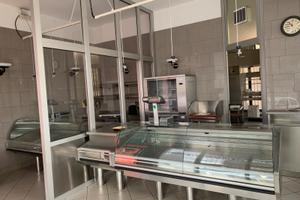 Negozio e attrezzature polleria pescheria