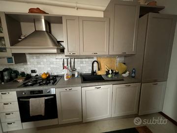 Cucina classica con penisola