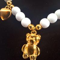 Collana con perline,ciondoli dorati,dettagli rossi