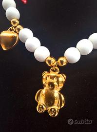Collana con perline,ciondoli dorati,dettagli rossi