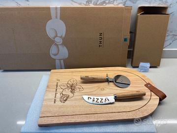 Thun Set tagliere in legno e 2 taglia pizza