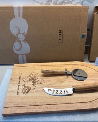 Thun Set tagliere in legno e 2 taglia pizza