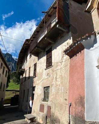 2 abitazioni da ristrutturare + orticello