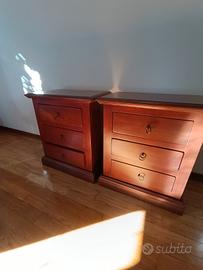 Comodini in legno massello Noce