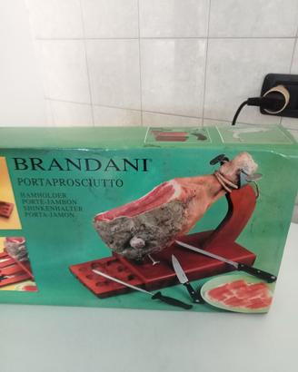 Affetta prosciutto.