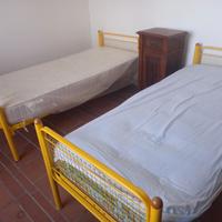 Coppia di lettini nuovi  con comodino d'epoca
