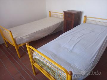 Coppia di lettini nuovi  con comodino d'epoca