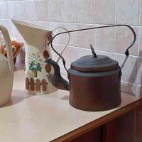Caraffa, caraffa dipinta e tegliera in rame