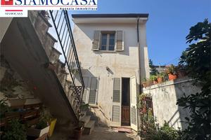 Casa di circa 150 mq con piccolo cortile interno