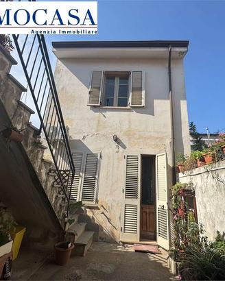 Casa di circa 150 mq con piccolo cortile interno