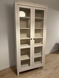Libreria con sportelli Ikea tipo Bestå