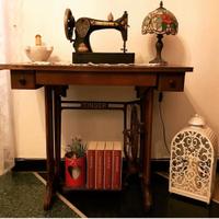macchina da cucire vintage con mobile