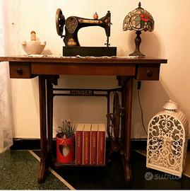macchina da cucire vintage con mobile