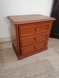 Coppia di comodini in legno