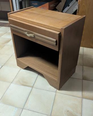 Comodino in legno
