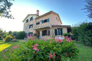 Casa indipendente di 320 m² con più di 5 locali e 