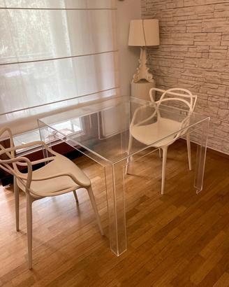 set design Kartell tavolo  e due sedie  