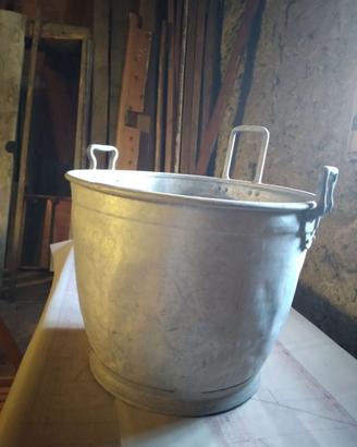 Mastello in alluminio per  il bucato  di una volta