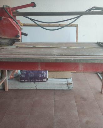 Taglia piastrelle ad acqua