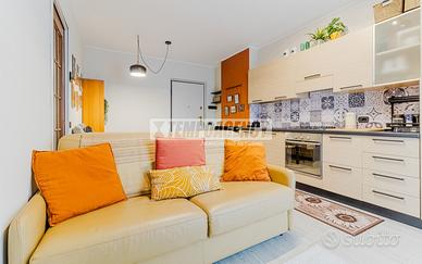 Comfort e luminosità al quarto piano: bilocale con