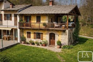 Rustico / Casale di 166 m² con più di 5 locali a B