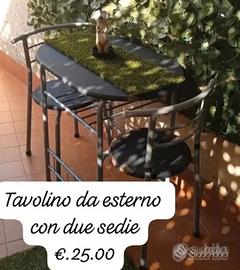 Tavolo con due sedie pratico e robusto 