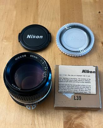 Nikon nikkor 85mm f/2 Ai-s