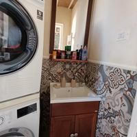 mobile bagno con lavabo e specchio 