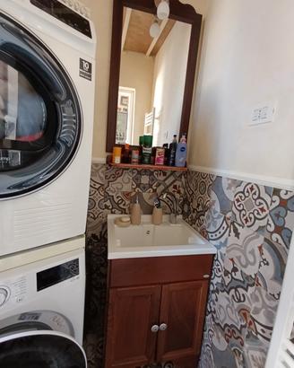 mobile bagno con lavabo e specchio 