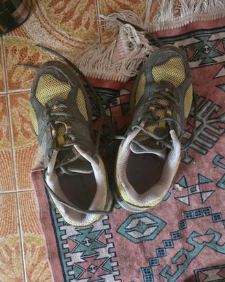 Paia Di scarpe sportive usate
